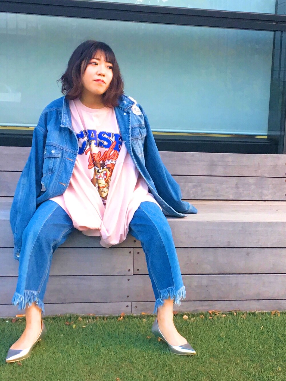 「デニム、デニムオンデニム、トレーナー、韓国ファッション、はるコーデ、ootd、デニムパンツ、デニムジャケット、シルバーシューズ、outfit」｜「PAGEBOYのBIGGジャン（デニムジャケット、ブルー系）」を使った、mizcaさん（レディース・145cm）の春コーディネートの1枚目の写真