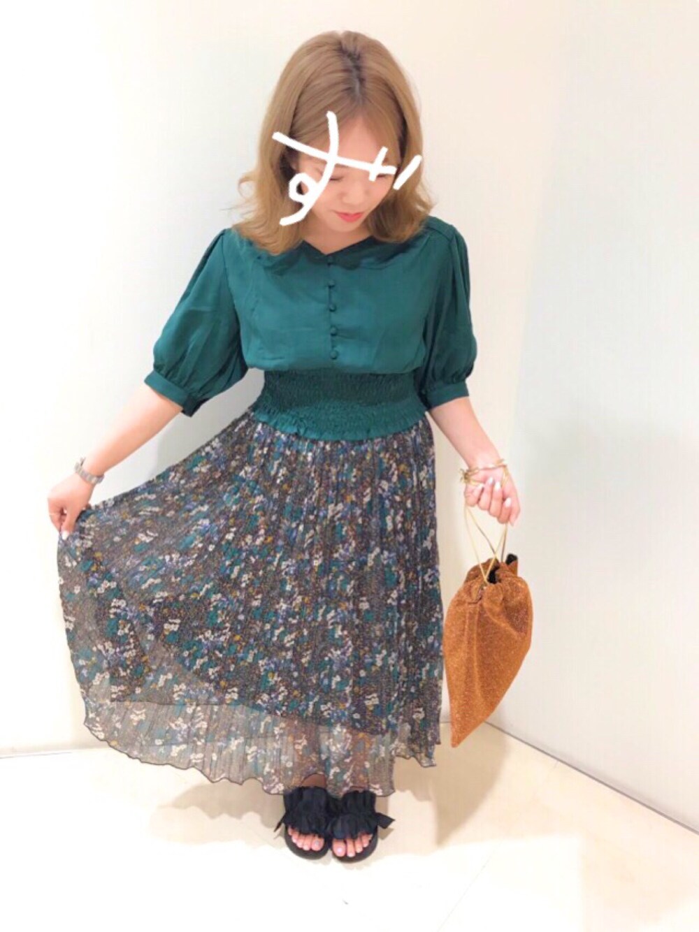 「モスグリーン、ブラック、サテン、プリーツスカート、ブラウス、花柄、秋服、秋のコーデ、キレイめ、レトロ」｜「RAY CASSINのマッドサテンウエストシャーリングブラウス（シャツ/ブラウス、グリーン系）」を使った、mizcaさん（レディース・145cm）の夏コーディネートの1枚目の写真
