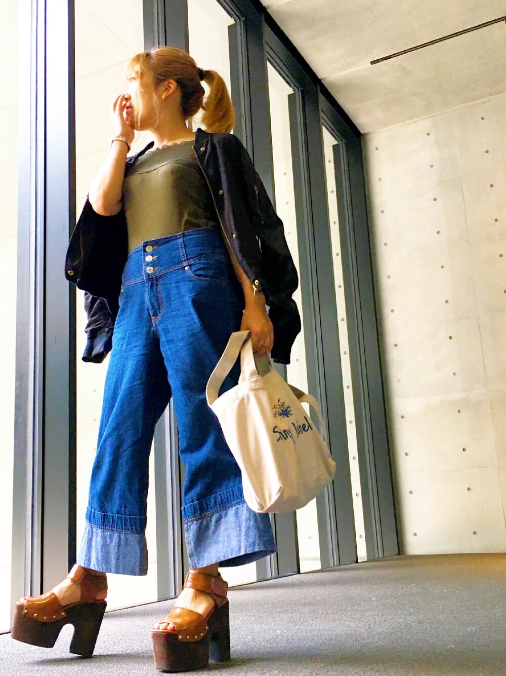 「outfit、パンツスタイル、カジュアルコーデ、秋コーデ、カーキ、デニム、厚底サンダル、MA-1」｜「MINIMUMの◆ジップアップブルゾン（ブルゾン、ブラック系）」を使った、mizcaさん（レディース・145cm）の秋コーディネートの1枚目の写真