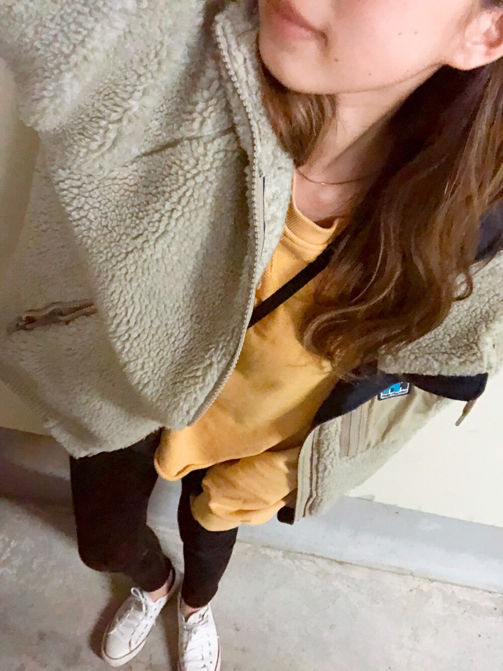 「秋のコーデ、シンプルコーデ、オトナカジュアル、スニーカー、ootd、コンバース、休日スタイル、トレーナー、シンプル」｜「HELLY HANSENのアイテム（ジャケット/アウター、ホワイト系）」を使った、natsuさん（レディース・160cm）の秋コーディネートの1枚目の写真