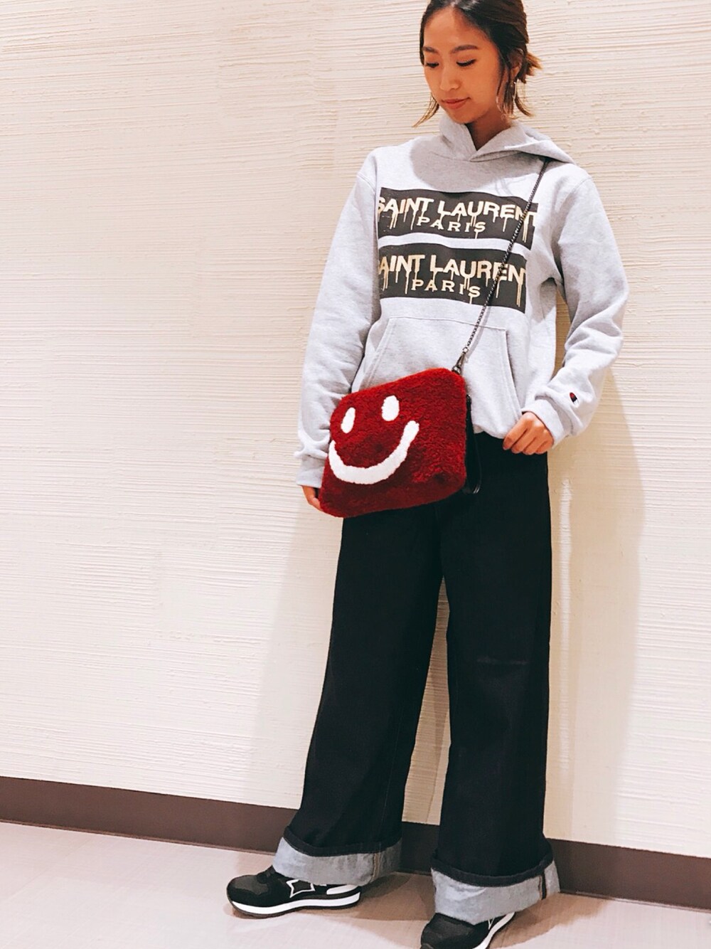 「スウェット、デニム、カジュアル、ワイドパンツ、ロゴスウェット、B2nd、おしゃれさんと繋がりたい」｜「B'2ndのアイテム（スウェット、グレー系）」を使った、MISATOさん（レディース・163cm）の秋コーディネートの1枚目の写真
