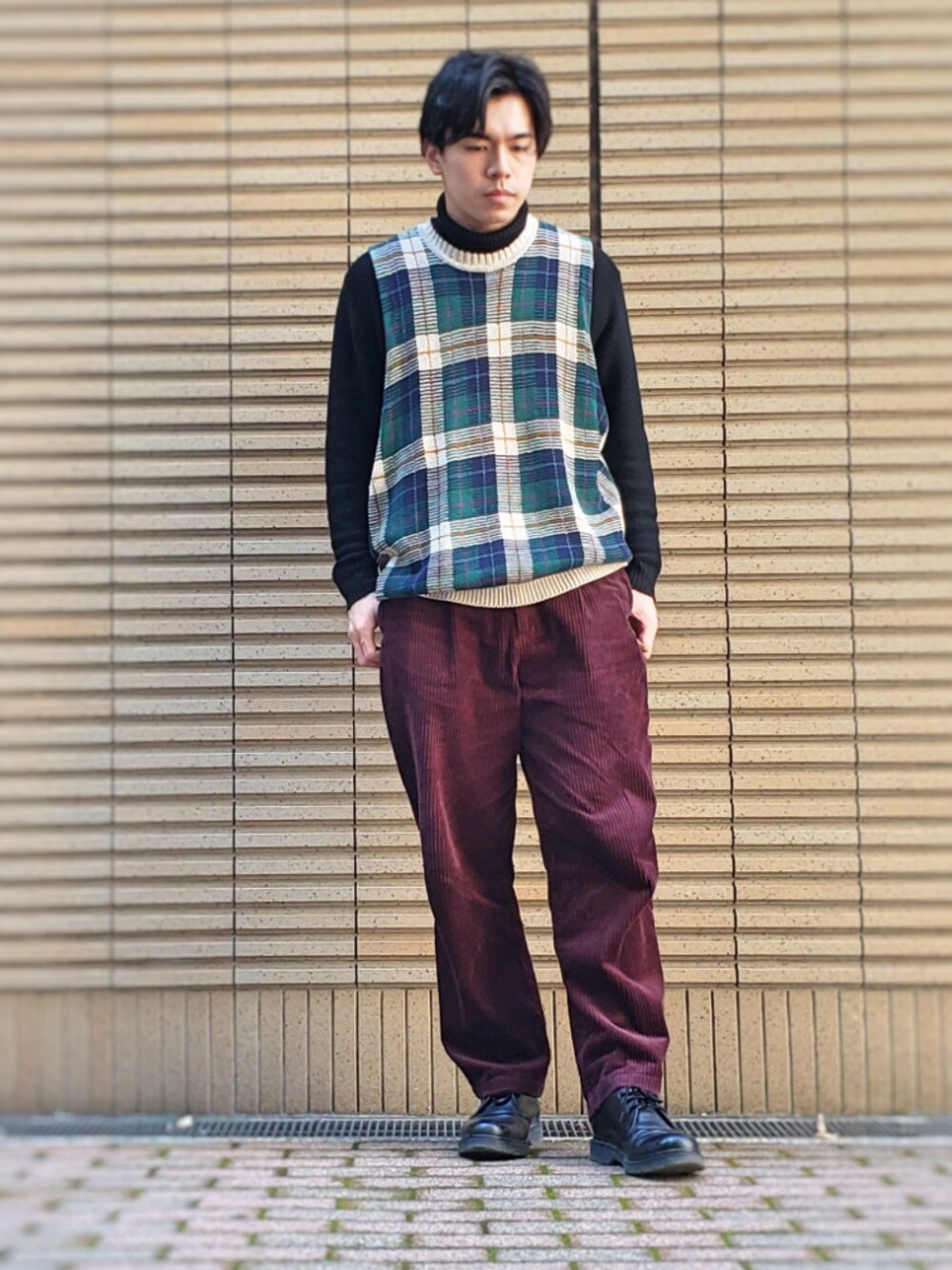 レッド系のその他パンツ、ブラック系のニット/セーター、ブラック系のブーツを着用したメンズの冬コーディネートの1枚目の写真