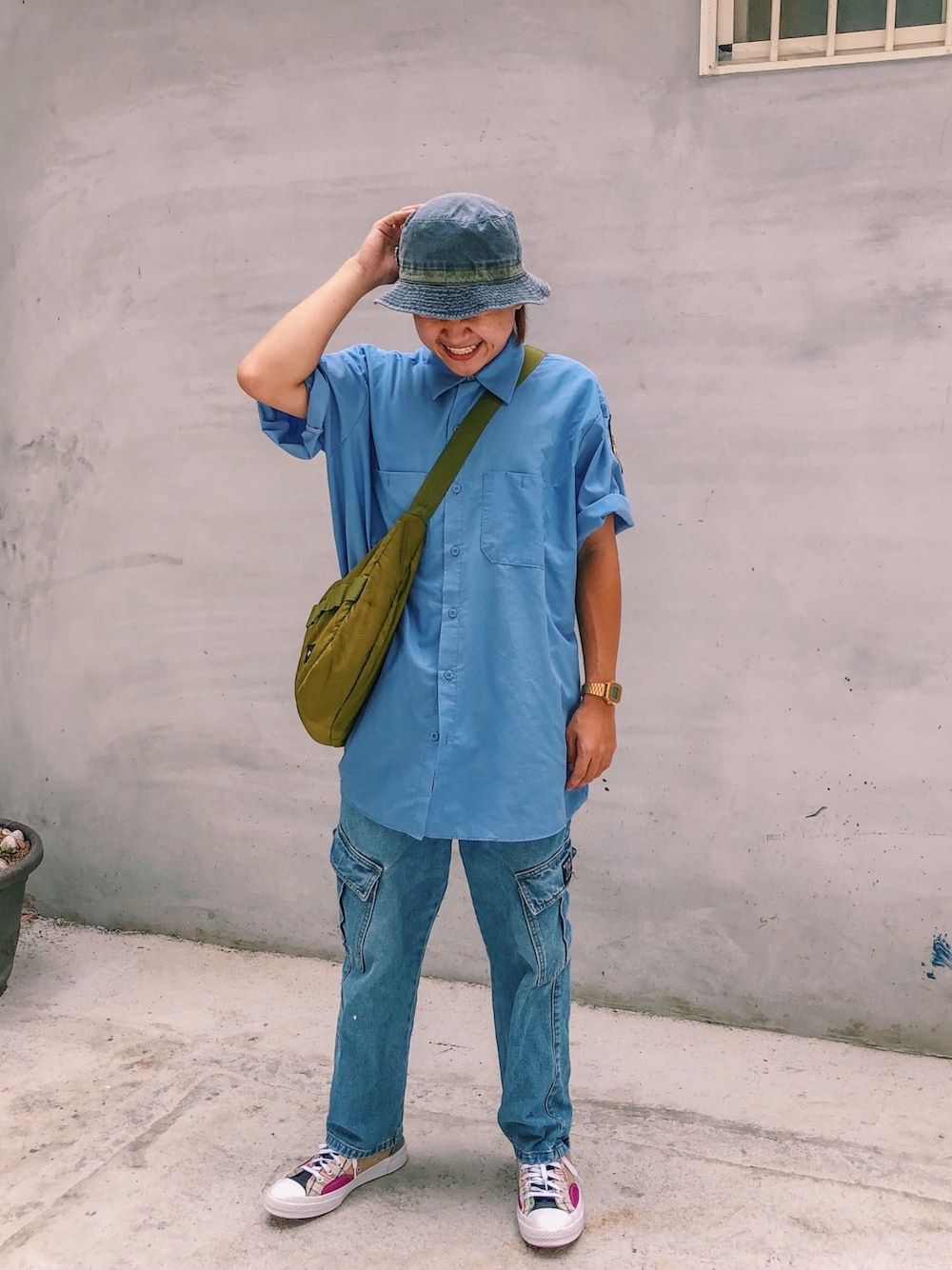 「低身長、ootd、休閒、converse、夏、古着MIX」｜「VINTAGEのアイテム（シャツ/ブラウス、ブルー系）」を使った、Richard 查씨さん（メンズ・160cm）の秋コーディネートの1枚目の写真