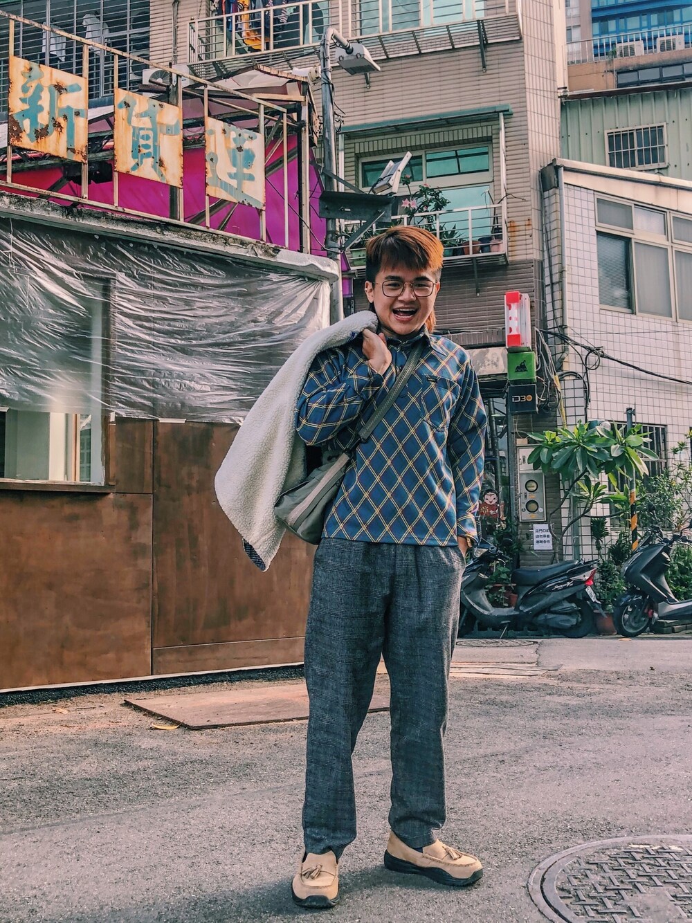 「ootd、秋のコーデ、秋コーデ、vintage、plain-me、LEE、低身長コーデ」｜「plain-meのアイテム（ドラムバッグ、グリーン系）」を使った、Richard 查씨さん（メンズ・160cm）の秋コーディネートの1枚目の写真
