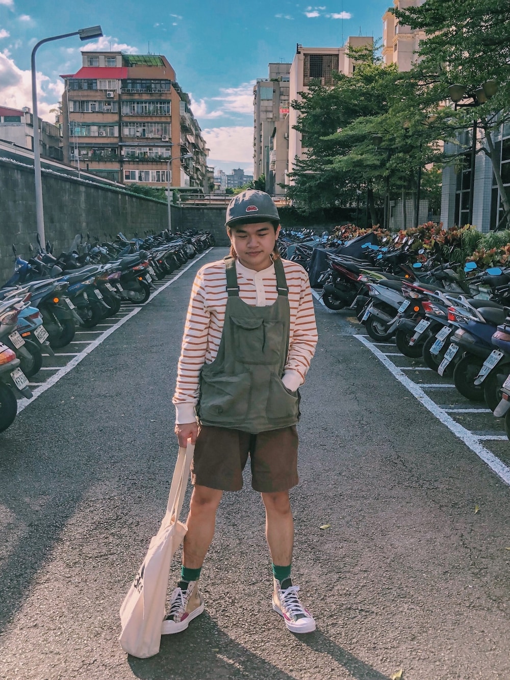 「ootd、秋のコーデ、低身長、低身長コーデ、converse」｜「GAPのアイテム（Tシャツ/カットソー、オレンジ系）」を使った、Richard 查씨さん（メンズ・160cm）の秋コーディネートの1枚目の写真