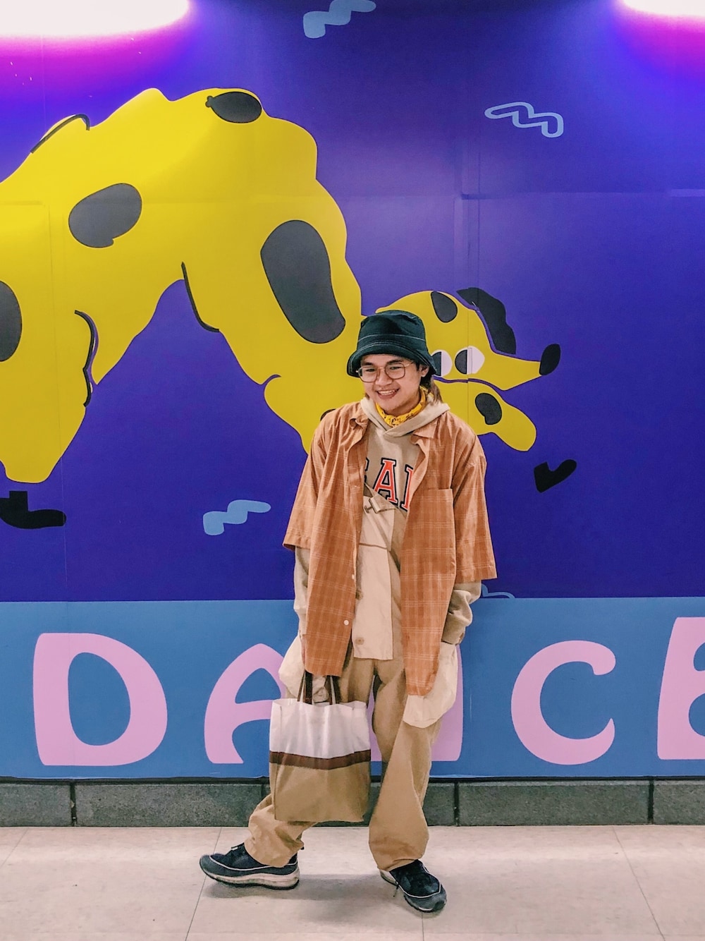 「ootd、秋のコーデ、街頭穿搭、穿搭」｜「GUのアイテム（シャツ/ブラウス、オレンジ系）」を使った、Richard 查씨さん（メンズ・160cm）の秋コーディネートの1枚目の写真