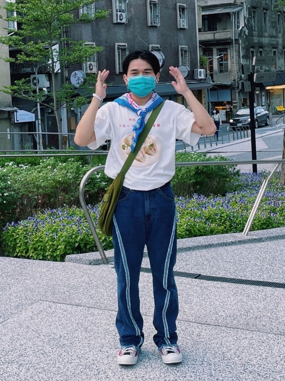 「ootd、夏、夏コーデ、藍色、低身長、低身長コーデ、低身長男子」｜「jouetieのアイテム（Tシャツ/カットソー、ホワイト系）」を使った、Richard 查씨さん（メンズ・160cm）の秋コーディネートの1枚目の写真