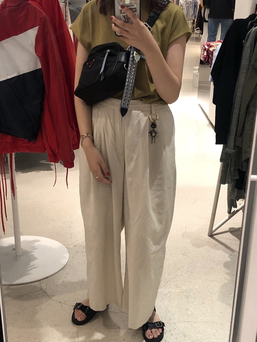 「サマーニット、麻、PRADA、ショルダーバッグ、サンダル」｜「DHOLICのショートスリーブニット（ニット/セーター、グリーン系）」を使った、rさん（レディース・163cm）の冬コーディネートの1枚目の写真