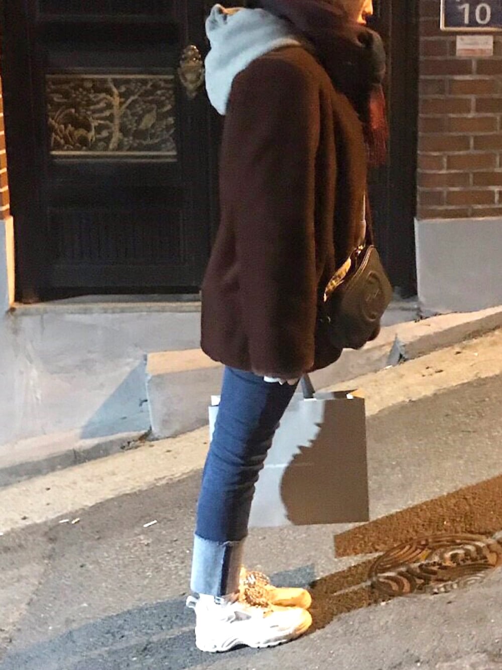 「ファーコート、デニム、デニムパンツ、ダッドスニーカー、ホワイトスニーカー、ショルダーバッグ、GUCCI、パーカー」｜「SLYのPOSH FAUX FUR COAT（その他アウター、ブラウン系）」を使った、rさん（レディース・163cm）の冬コーディネートの1枚目の写真