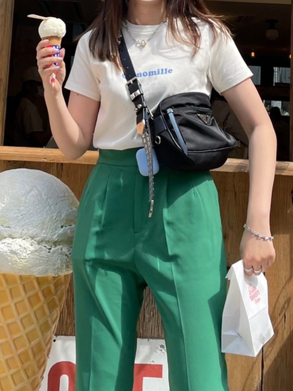 「夏、シンプル、oofos、カラーパンツ、グリーン、グリーンコーデ、Tシャツ、スラックス、ビーチサンダル、PRADA」｜「U by SPICK&SPANのCamomille Tシャツ2◆（Tシャツ/カットソー、ホワイト系）」を使った、rさん（レディース・164cm）の夏コーディネートの1枚目の写真