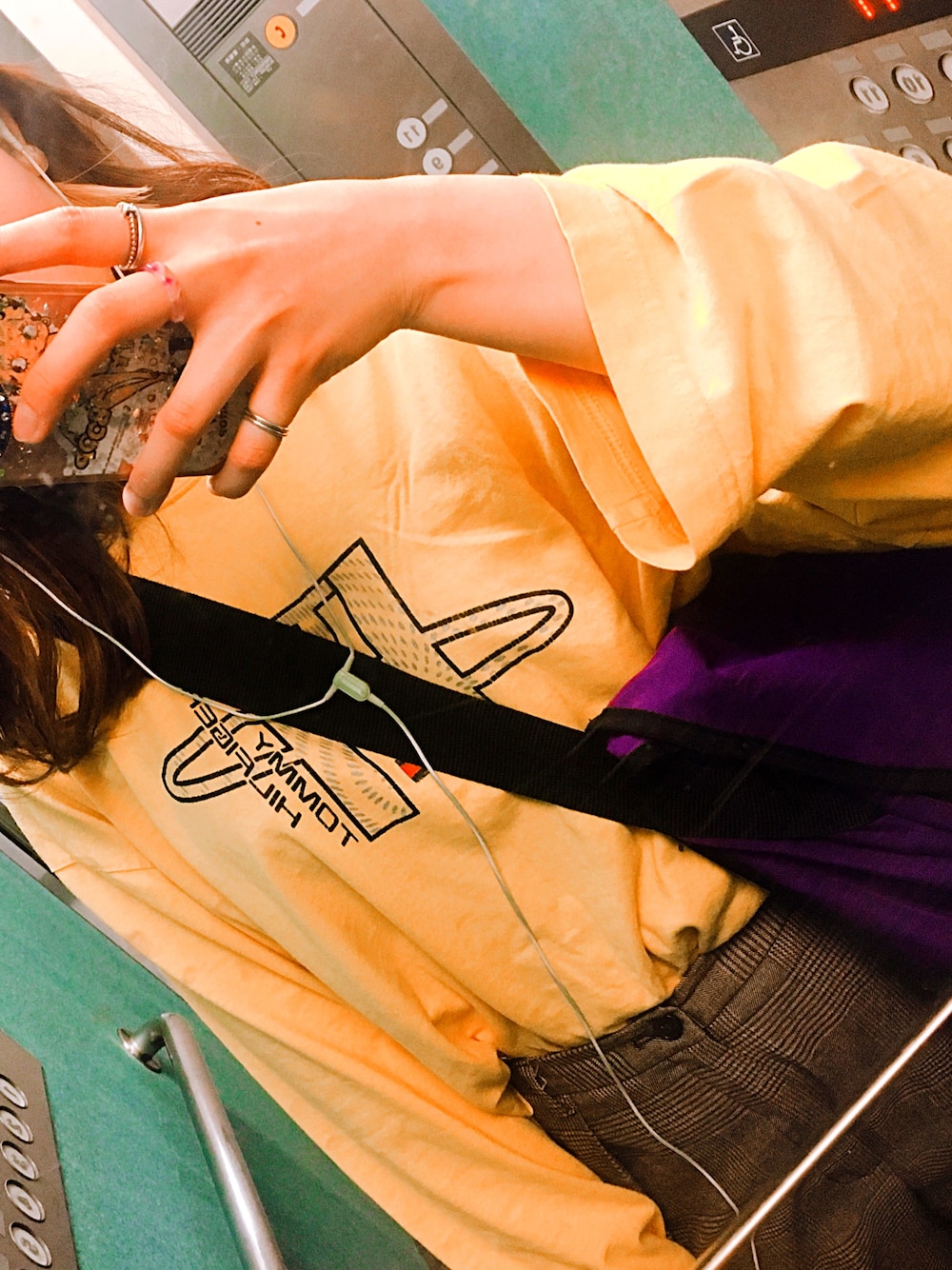 イエロー系のTシャツ/カットソー、パープル系のショルダーバッグ、ブラウン系のその他パンツを着用したレディースの春コーディネートの1枚目の写真