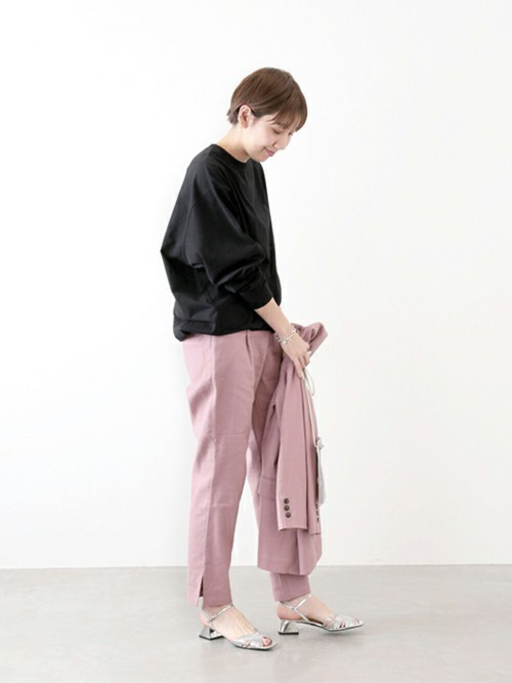 ブラック系のTシャツ/カットソー、ピンク系のその他パンツを着用したレディースの冬コーディネートの1枚目の写真