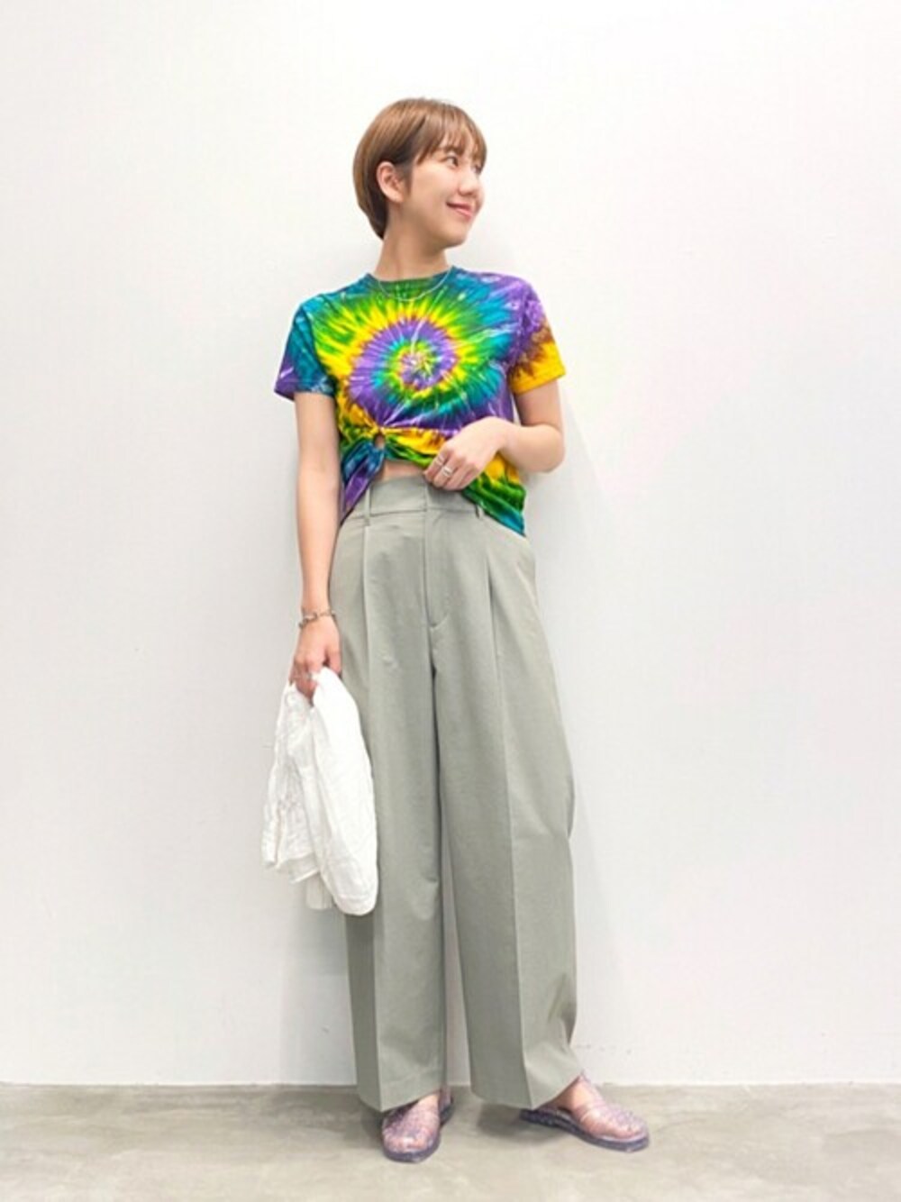 グリーン系のTシャツ/カットソー、ホワイト系のサンダル、ホワイト系のシャツ/ブラウスを着用したレディースの春コーディネートの1枚目の写真