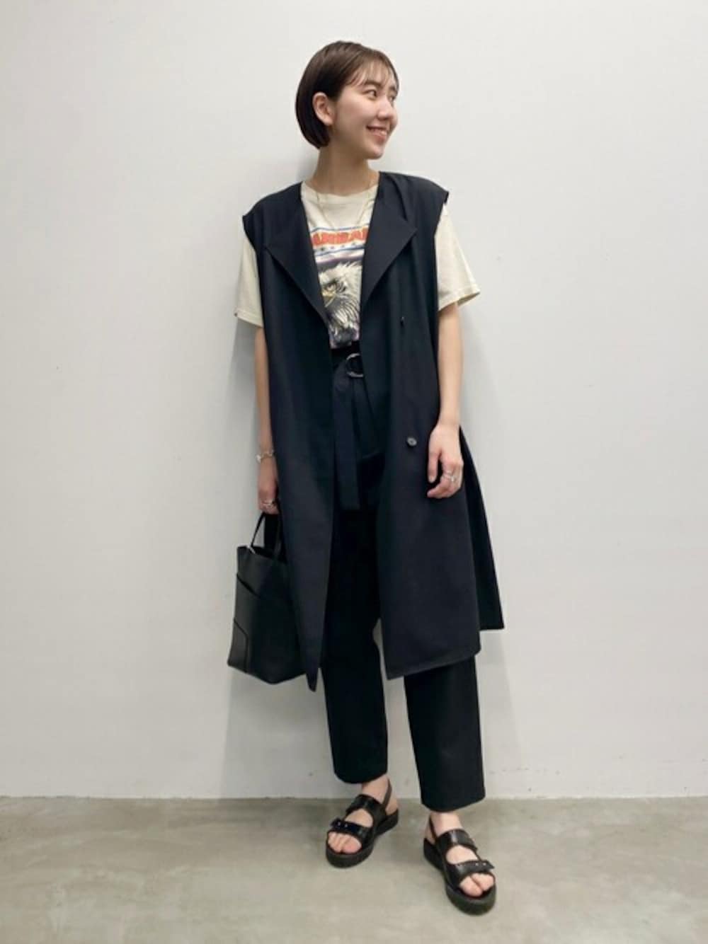 ブラック系のその他アウター、ブラック系のその他パンツ、ブラック系のトートバッグを着用したレディースの春コーディネートの1枚目の写真