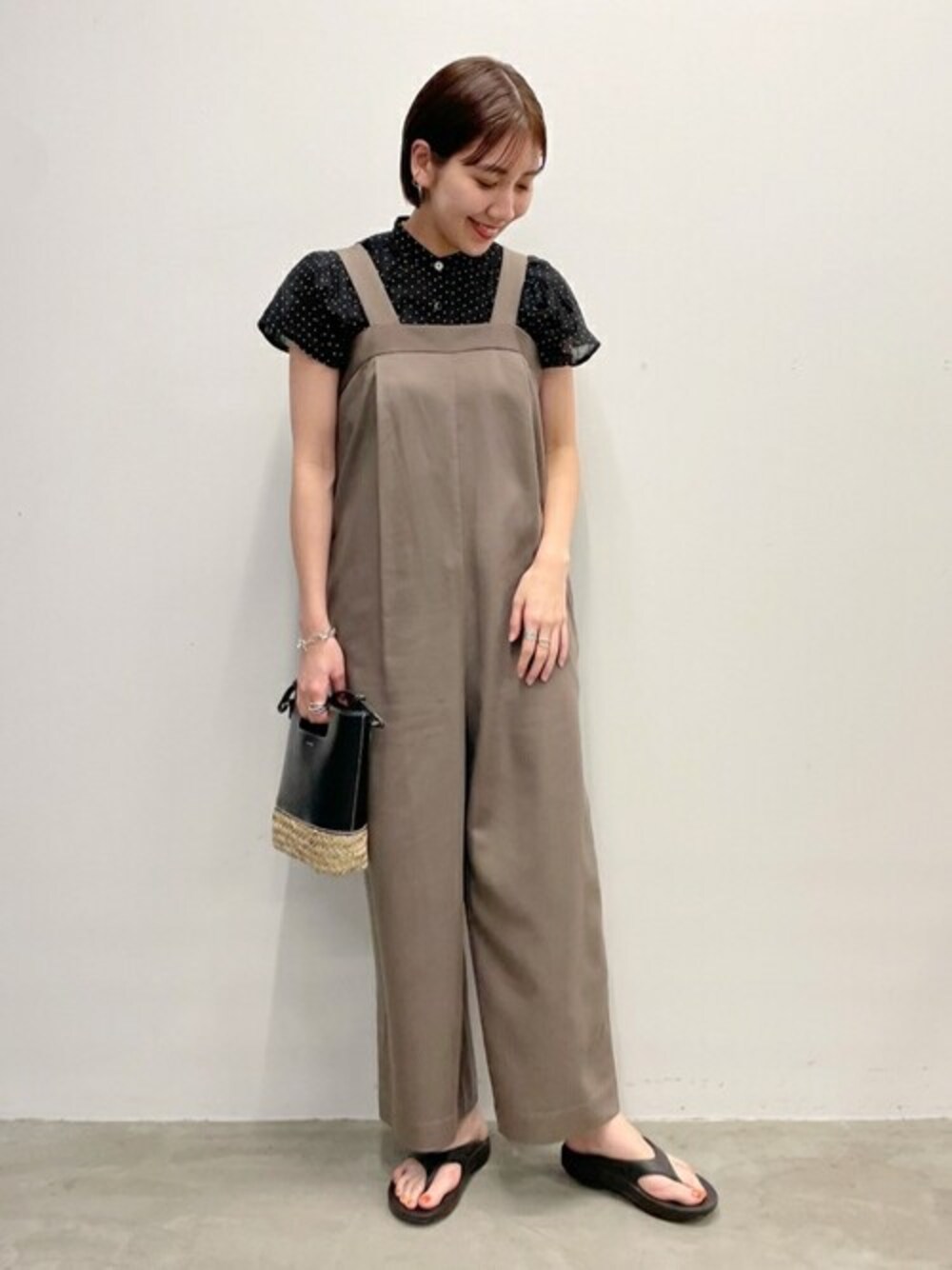 ブラック系のシャツ/ブラウス、グリーン系のサロペット/オーバーオール、ブラック系のショルダーバッグを着用したレディースの春コーディネートの1枚目の写真