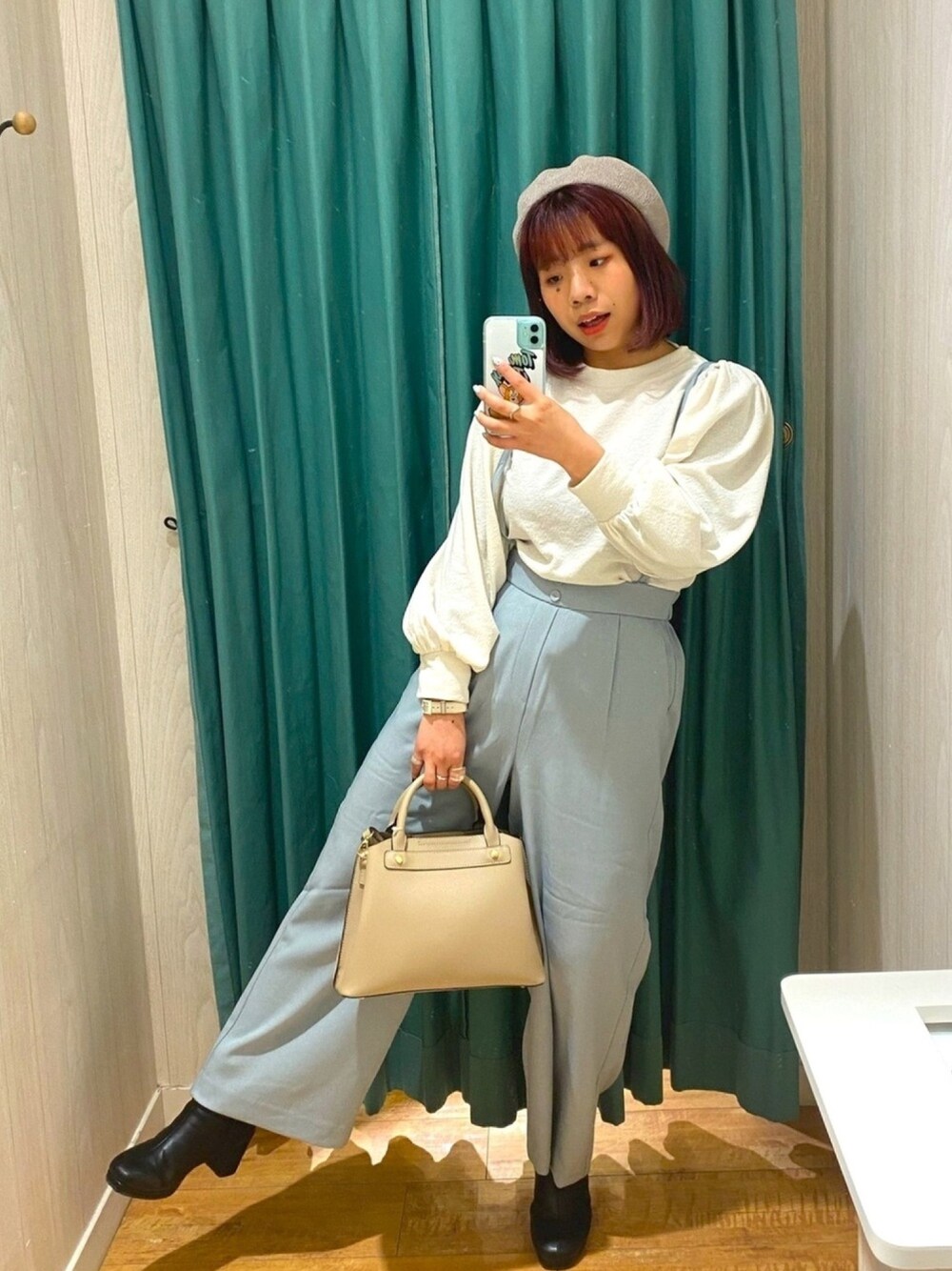 グリーン系のその他パンツ、ベージュ系のトートバッグ、ホワイト系のトップスを着用したレディースの冬コーディネートの1枚目の写真
