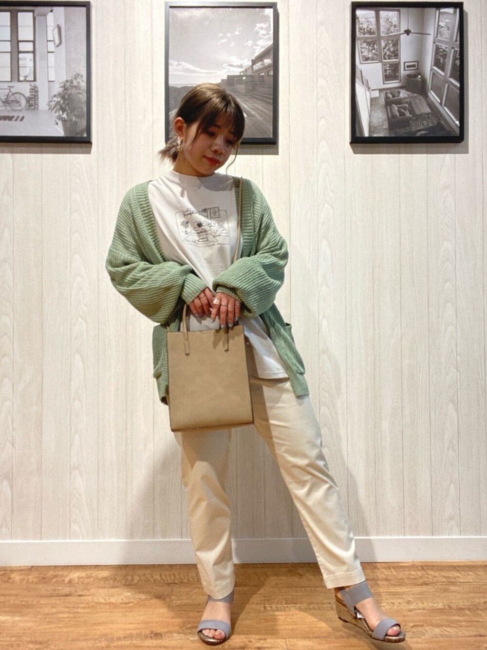 「SHOO・LA・RUEのスクエア丸ヒモミニトート（トートバッグ、ベージュ系）」を使った、mさん（レディース・158cm）の春コーディネートの1枚目の写真