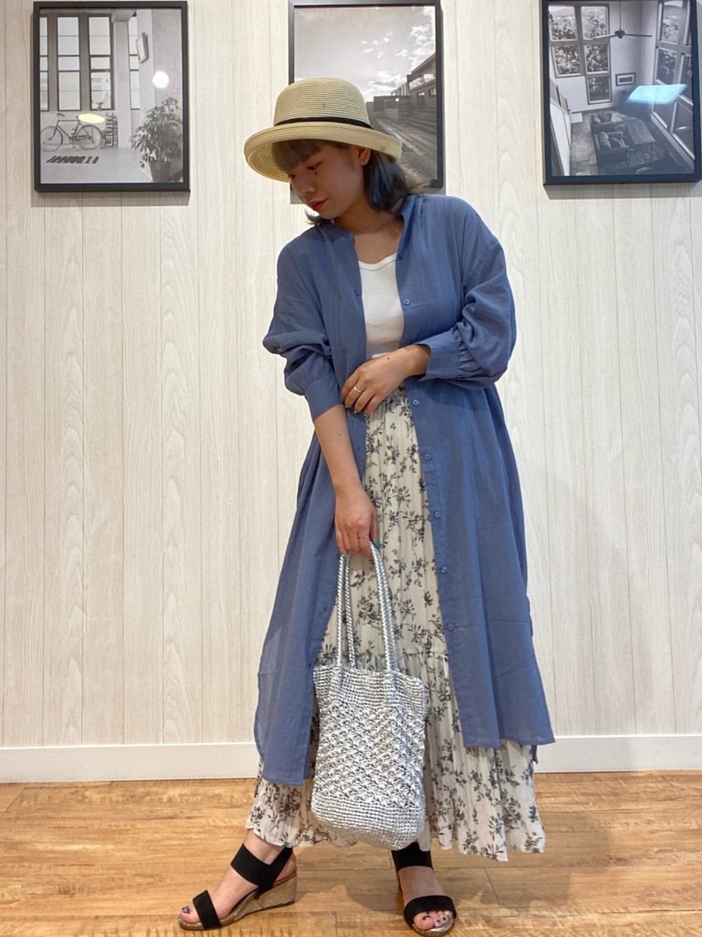 ブルー系のワンピース、ホワイト系のタンクトップ、ブラック系のサンダルを着用したレディースの夏コーディネートの1枚目の写真