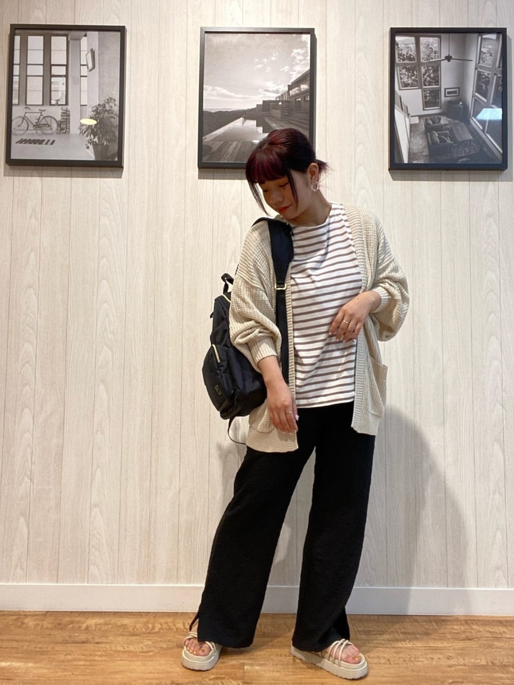 ブラック系のその他パンツ、ホワイト系のサンダル、ベージュ系のTシャツ/カットソーを着用したレディースの夏コーディネートの1枚目の写真