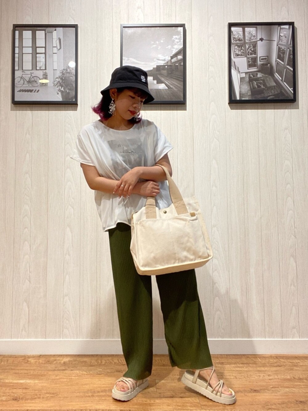 グリーン系のその他パンツ、ホワイト系のTシャツ/カットソー、ホワイト系のサンダルを着用したレディースの夏コーディネートの1枚目の写真