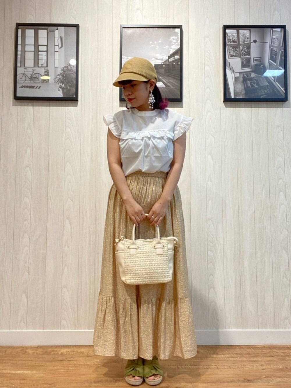 ホワイト系のシャツ/ブラウス、イエロー系のスカート、グリーン系のサンダルを着用したレディースの夏コーディネートの1枚目の写真