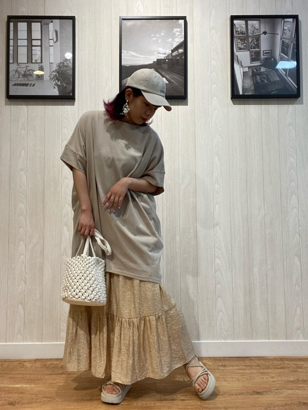 イエロー系のスカート、ベージュ系のトートバッグ、ホワイト系のサンダルを着用したレディースの夏コーディネートの1枚目の写真