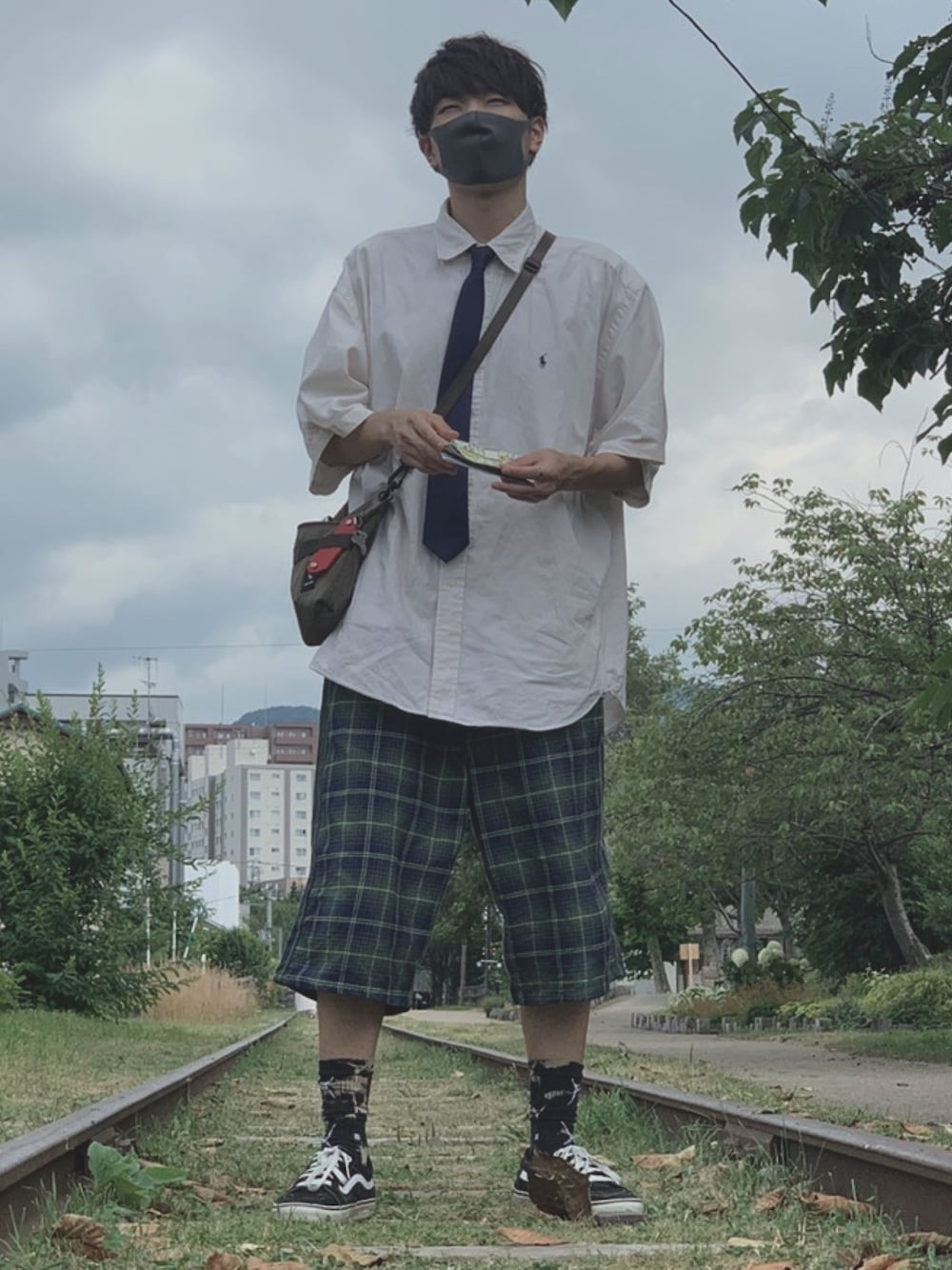 「stance socks、Levi's、ハーフパンツ、ショルダーバッグ、サコッシュ、ラルフローレン、オールドスクール、oldskool、FRED PERRY」｜「POLO RALPH LAURENのクラシック フィット シアサッカー シャツ（シャツ/ブラウス、ホワイト系）」を使った、YASUHIROさん（メンズ・179cm）の秋コーディネートの1枚目の写真