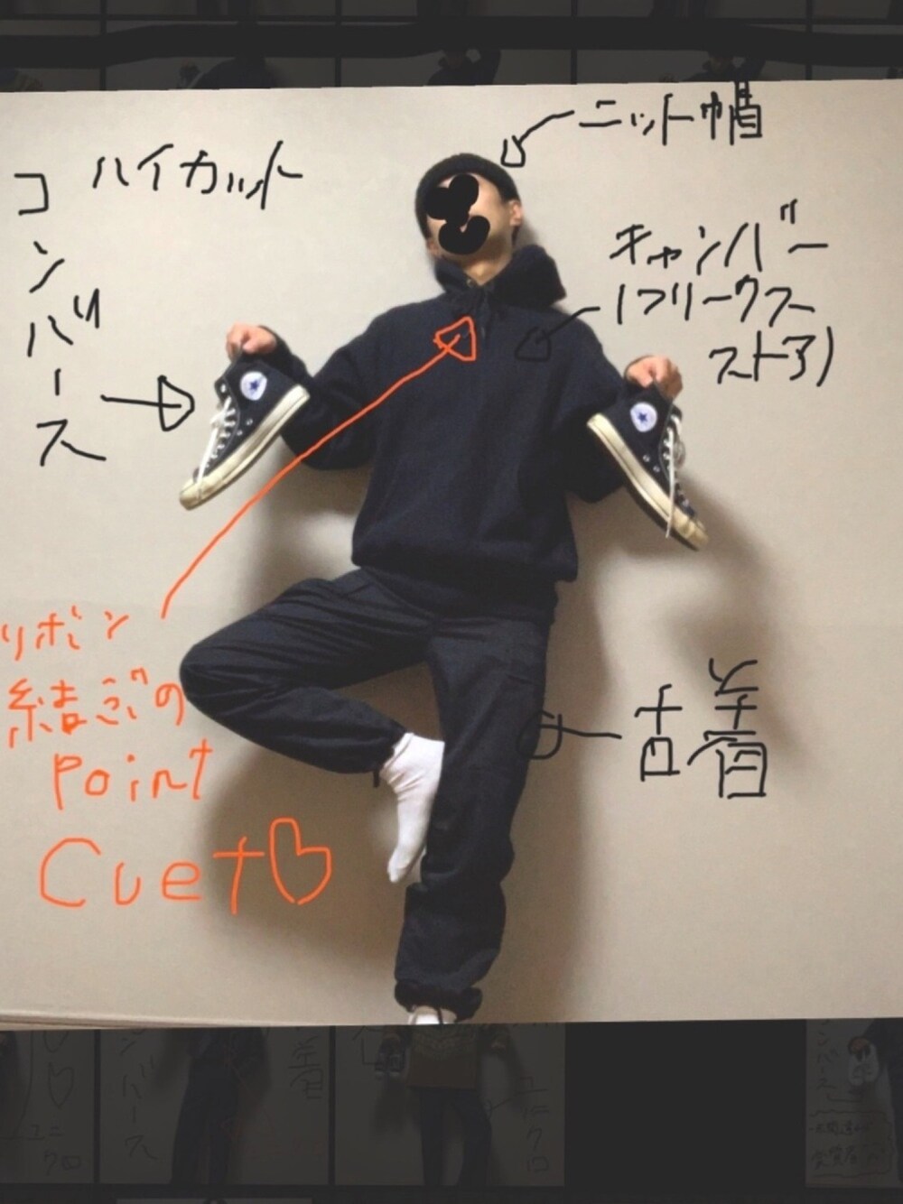 ブラック系のパーカー、ブラック系のパンツ、ブラック系のスニーカーを着用したメンズの冬コーディネートの1枚目の写真