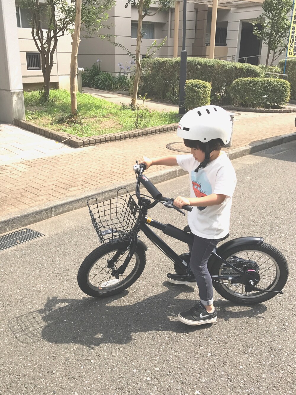 「自転車スタイル、GAP、UNIQLO、シンプル、男の子、5歳」｜「GAPのアイテム（Tシャツ/カットソー、ホワイト系）」を使った、___ai__さん（キッズ・100cm）の夏コーディネートの1枚目の写真