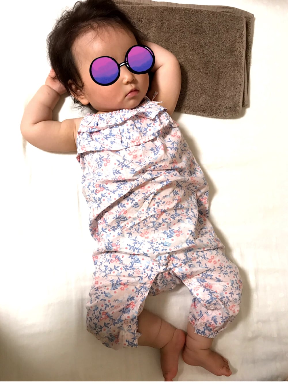 「夏、リラックススタイル、花柄、赤ちゃん、11ヵ月、お昼寝中、女の子」｜「H&Mのアイテム（ロンパース、ピンク系）」を使った、___ai__さん（キッズ・70cm）の夏コーディネートの1枚目の写真