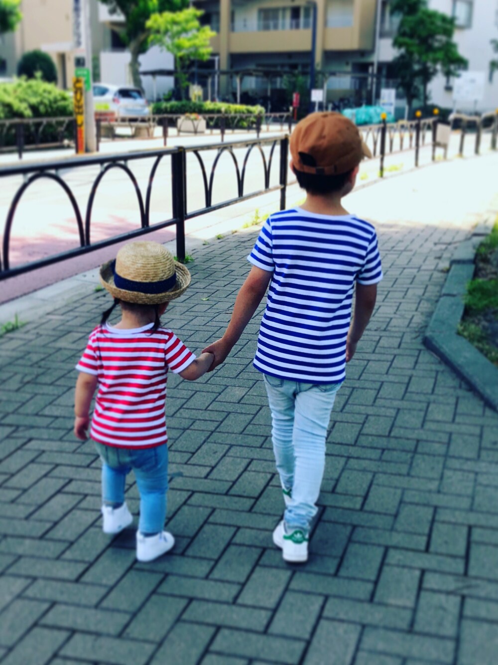 「兄妹コーデ、マリメッコ、ボーダー、白スニーカー、おそろいコーデ、リンクコーデ、6歳、1歳」｜「marimekkoのTASARAITA KIDS / L.LYHYTHIHA（Tシャツ/カットソー、ブルー系）」を使った、___ai__さん（キッズ・110cm）の夏コーディネートの1枚目の写真