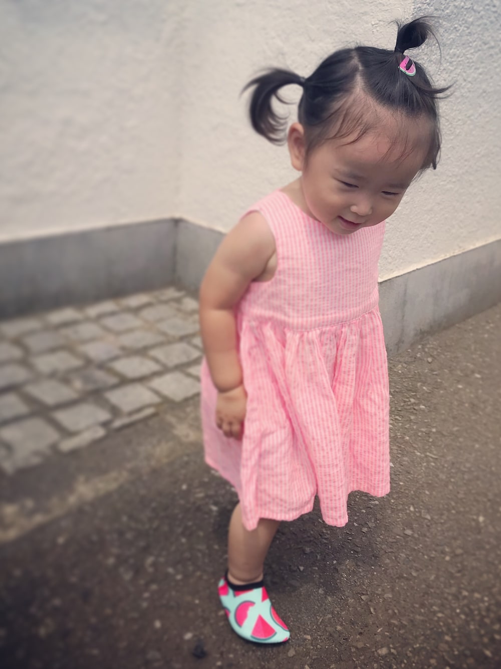 「1歳、女の子、ワンピース、ウォーターシューズ、海、夏コーデ、スイカ」｜「H&Mのアイテム（ワンピース/ドレス、ピンク系）」を使った、___ai__さん（キッズ・80cm）の夏コーディネートの1枚目の写真