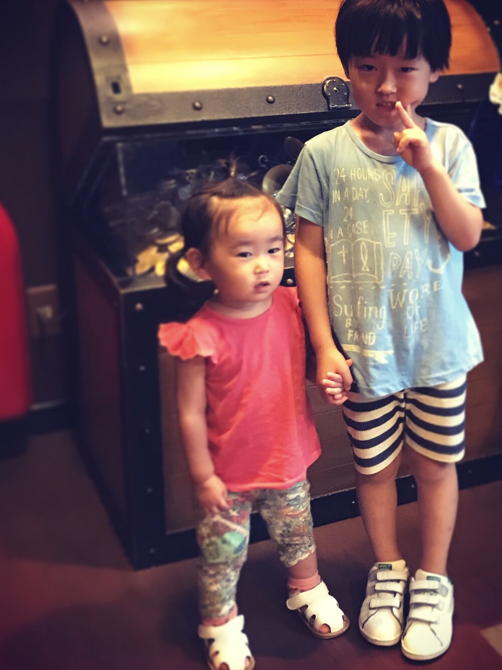 「兄妹コーデ、6歳、1歳、箱根、海賊船、リンクできなかった、仲良し、旅行」｜「RALPH LAURENのアイテム（Tシャツ/カットソー、レッド系）」を使った、___ai__さん（キッズ・80cm）の夏コーディネートの1枚目の写真