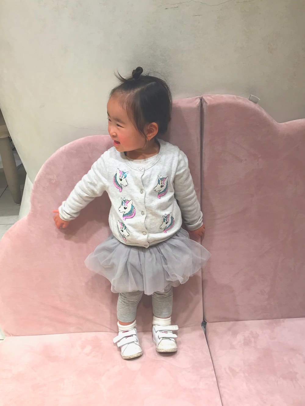 「2歳、女の子、チュチュスカート、ユニコーン、スパンコール、みつあみ」｜「H&Mのアイテム（カーディガン/ボレロ、グレー系）」を使った、___ai__さん（キッズ・80cm）の春コーディネートの1枚目の写真