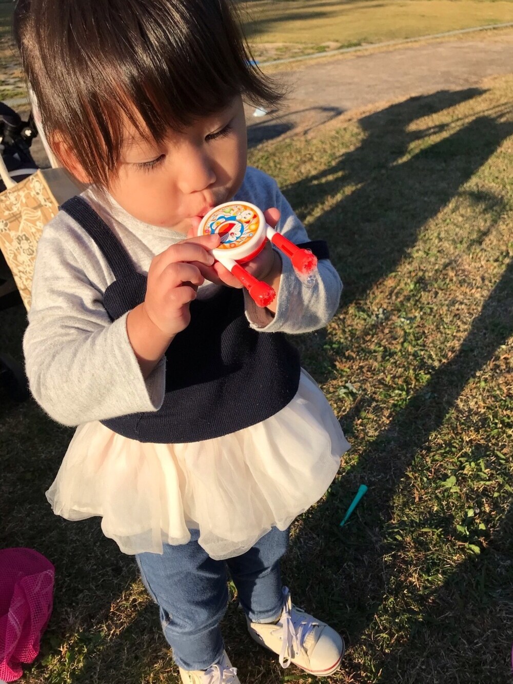 「2歳6ヶ月、公園スタイル」｜「petit mainのリボンキャミソール＆裾フリル長袖Tシャツセット（Tシャツ/カットソー、ブルー系）」を使った、kii♡さん（レディース・90cm）の秋コーディネートの1枚目の写真