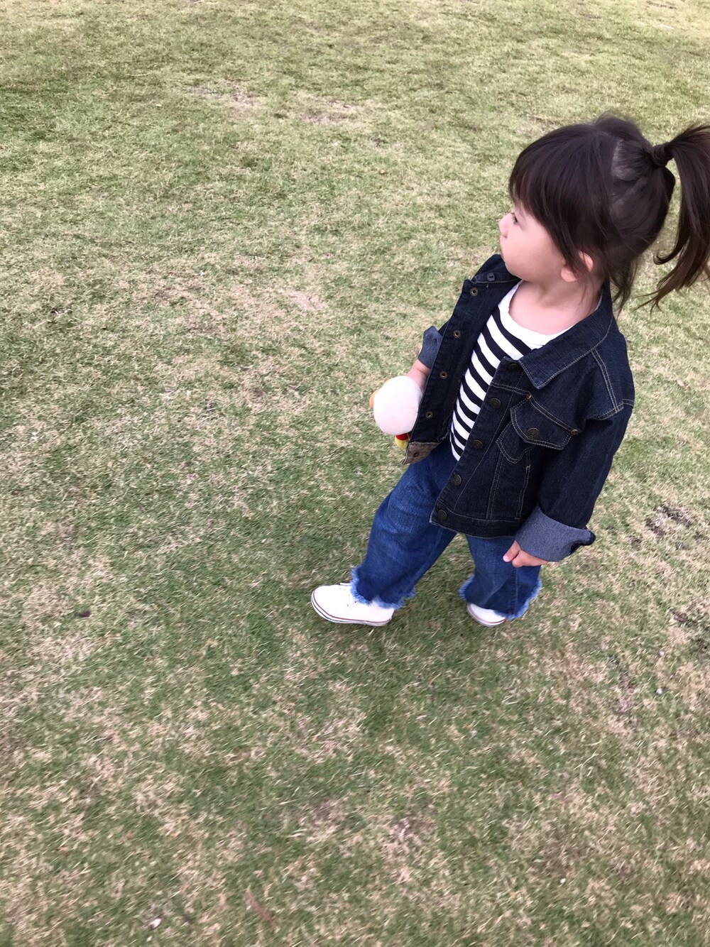 「お散歩コーデ、キッズコーデ、女の子コーデ、2歳」｜「CONVERSEのBABY ALL STAR N Z/ベビー　オールスター　N　Z（スニーカー、ホワイト系）」を使った、kii♡さん（レディース・90cm）の秋コーディネートの1枚目の写真