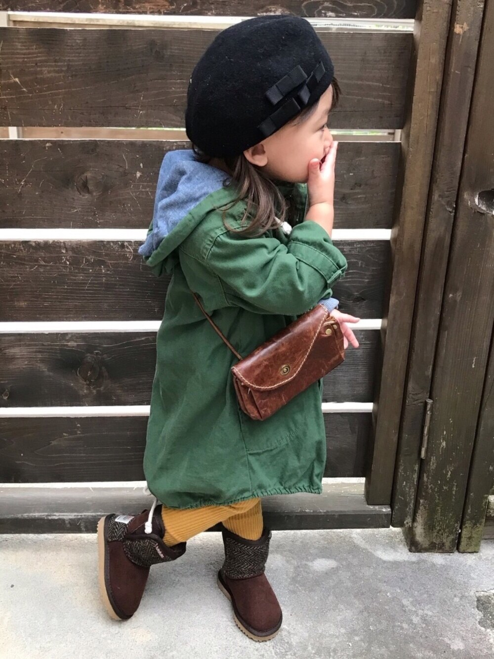 「雨の日コーデ、キッズコーデ、ミリタリー、女の子コーデ、2歳、ベレー帽」｜「petit mainのパイピングベレー帽（ハンチング/ベレー帽、ブラック系）」を使った、kii♡さん（レディース・90cm）の秋コーディネートの1枚目の写真