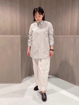 「LOEFF（ロエフ）の＜LOEFF（ロエフ）＞ ポプリン ストライプ レギュラーシャツ（シャツ/ブラウス、グレー系）」を使った、Satoko Takeshitaさん（レディース・156cm）の春コーディネート