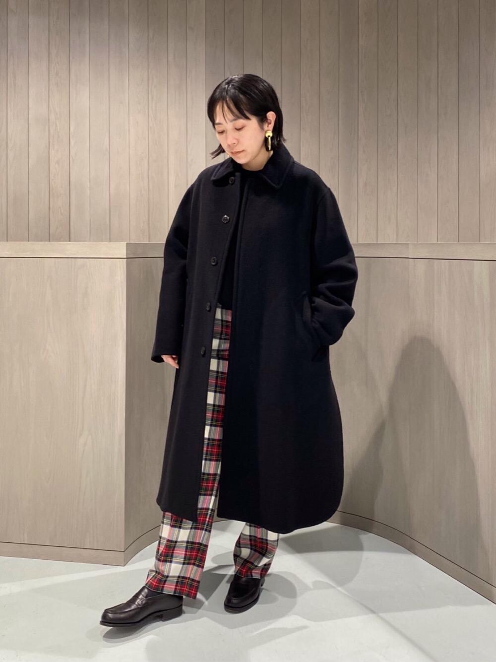Satoko Takeshita｜LOEFFのステンカラーコートを使ったコーディネート