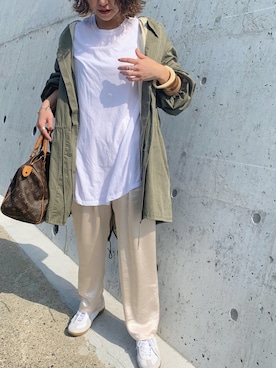 「サテンパンツ」｜「アイテム（ミリタリージャケット）」を使った、LINAさん（レディース・159cm）の春コーディネート