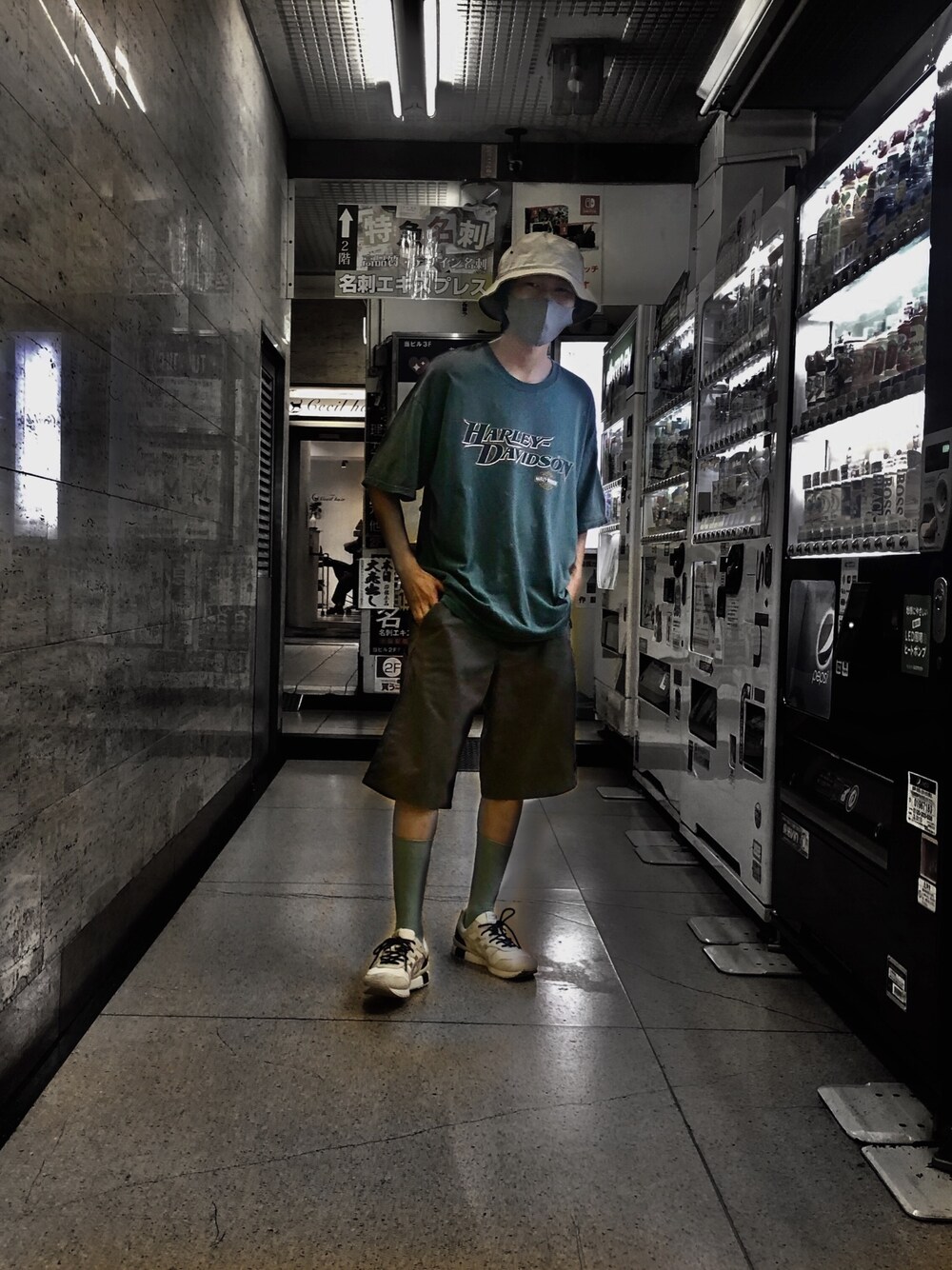 「夏コーデ、古着、休日スタイル、半ズボン、ハーレーダビッドソン、Dickies、アースカラー、Onitsuka Tiger、バケットハット、outfit」｜「Harley-Davidsonのアイテム（Tシャツ/カットソー、ブルー系）」を使った、たってゃんさん（メンズ・173cm）の夏コーディネートの1枚目の写真