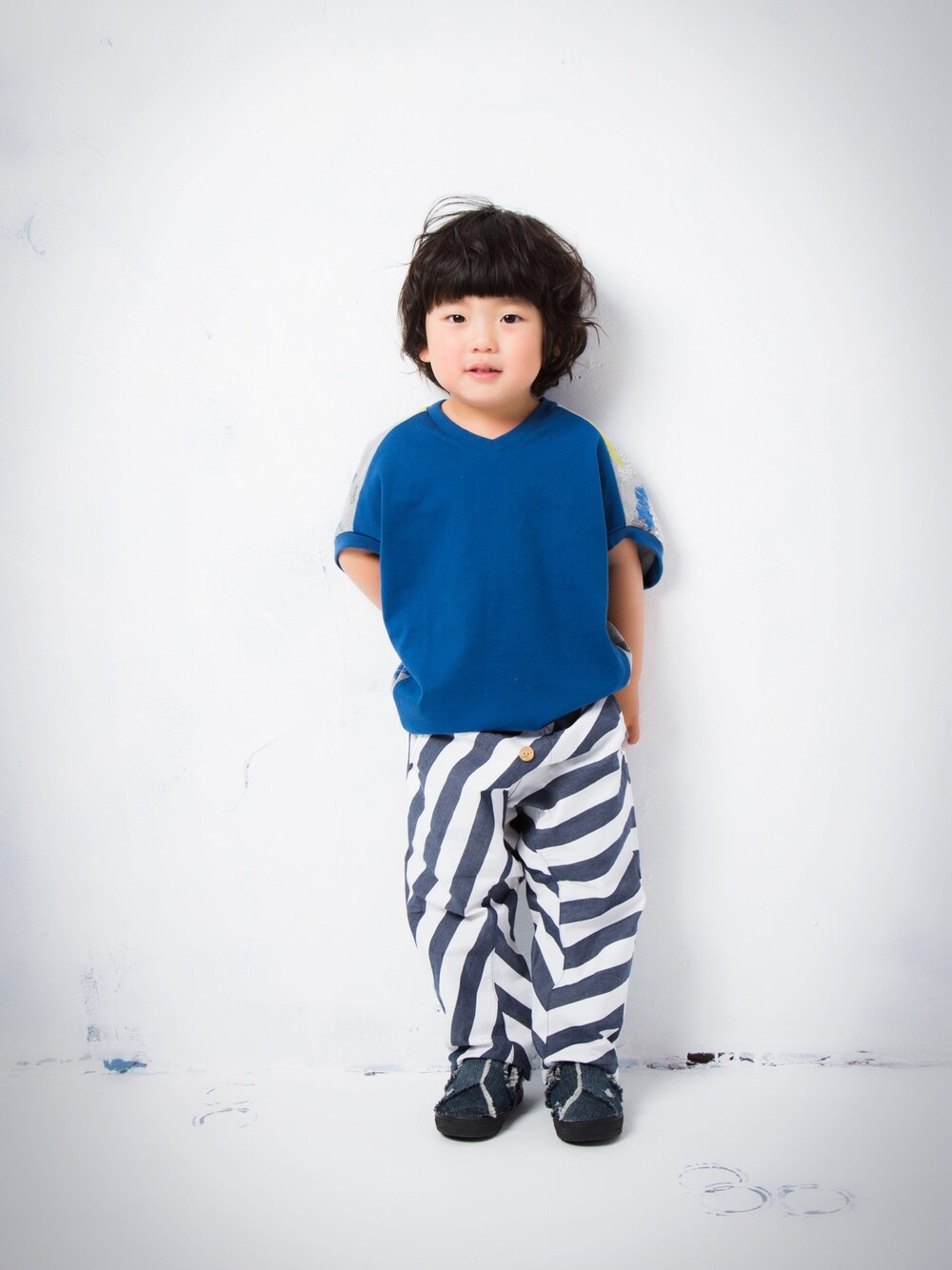 「キッズコーデ、男の子コーデ、kids、ミナウ、minau」｜「minauのアイテム（Tシャツ/カットソー、ブルー系）」を使った、Manami さん（キッズ・100cm）の秋コーディネートの1枚目の写真