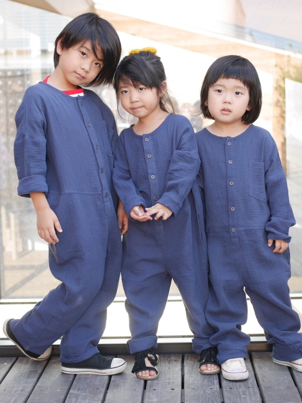 「マノン、coucoumanon、ボエム、boheme、秋服準備はじめました、3歳、リンクコーデ、おそろいコーデ、双子コーデ、男の子」｜「coucou manonのアイテム（サロペット/オーバーオール、ブルー系）」を使った、Manami さん（キッズ・100cm）の秋コーディネートの1枚目の写真