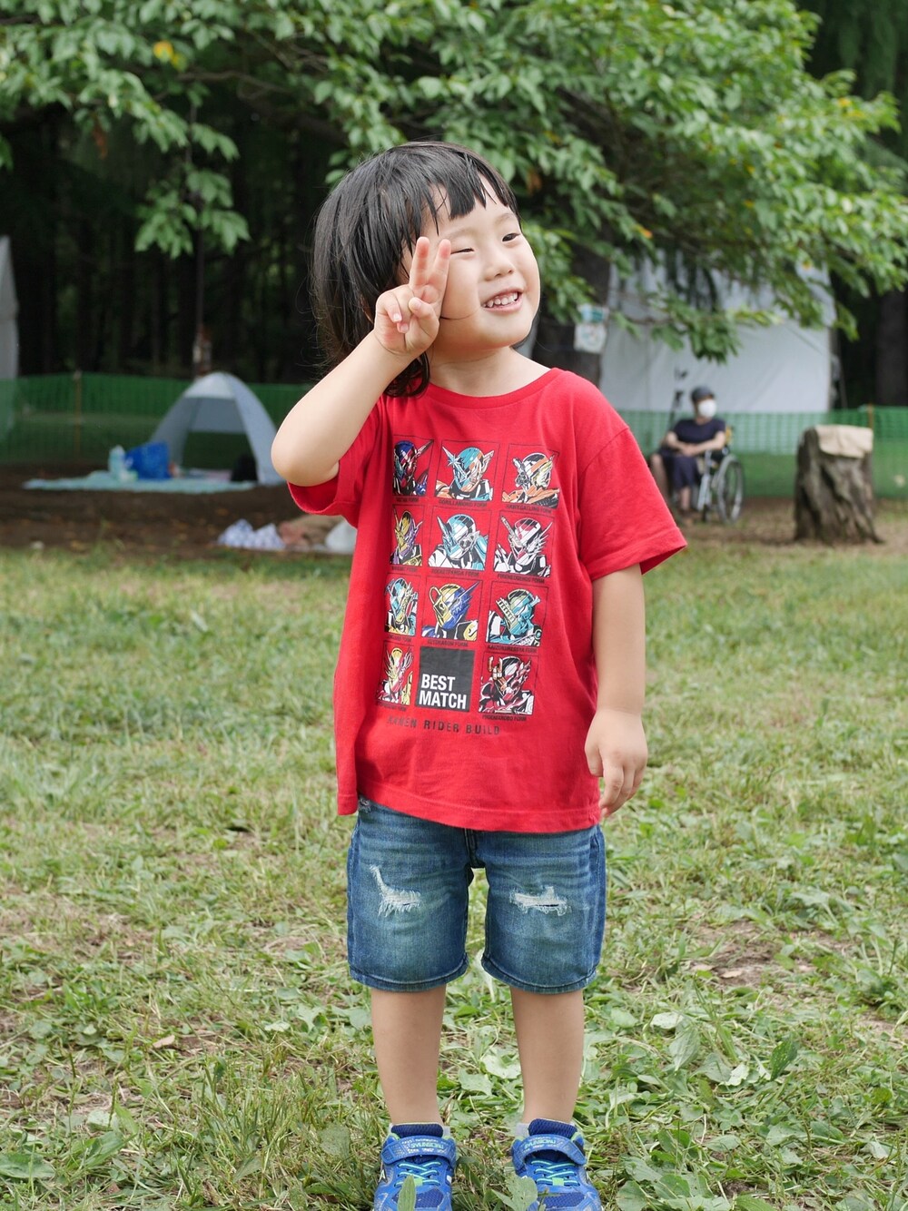 「ラブアンドピース2018、ビルド、ユニクロ、瞬足」｜「UNIQLOのBOYS 仮面ライダービルドグラフィックT（半袖）フルボトル＆ガンバカード付き（Tシャツ/カットソー、レッド系）」を使った、Manami さん（キッズ・100cm）の秋コーディネートの1枚目の写真