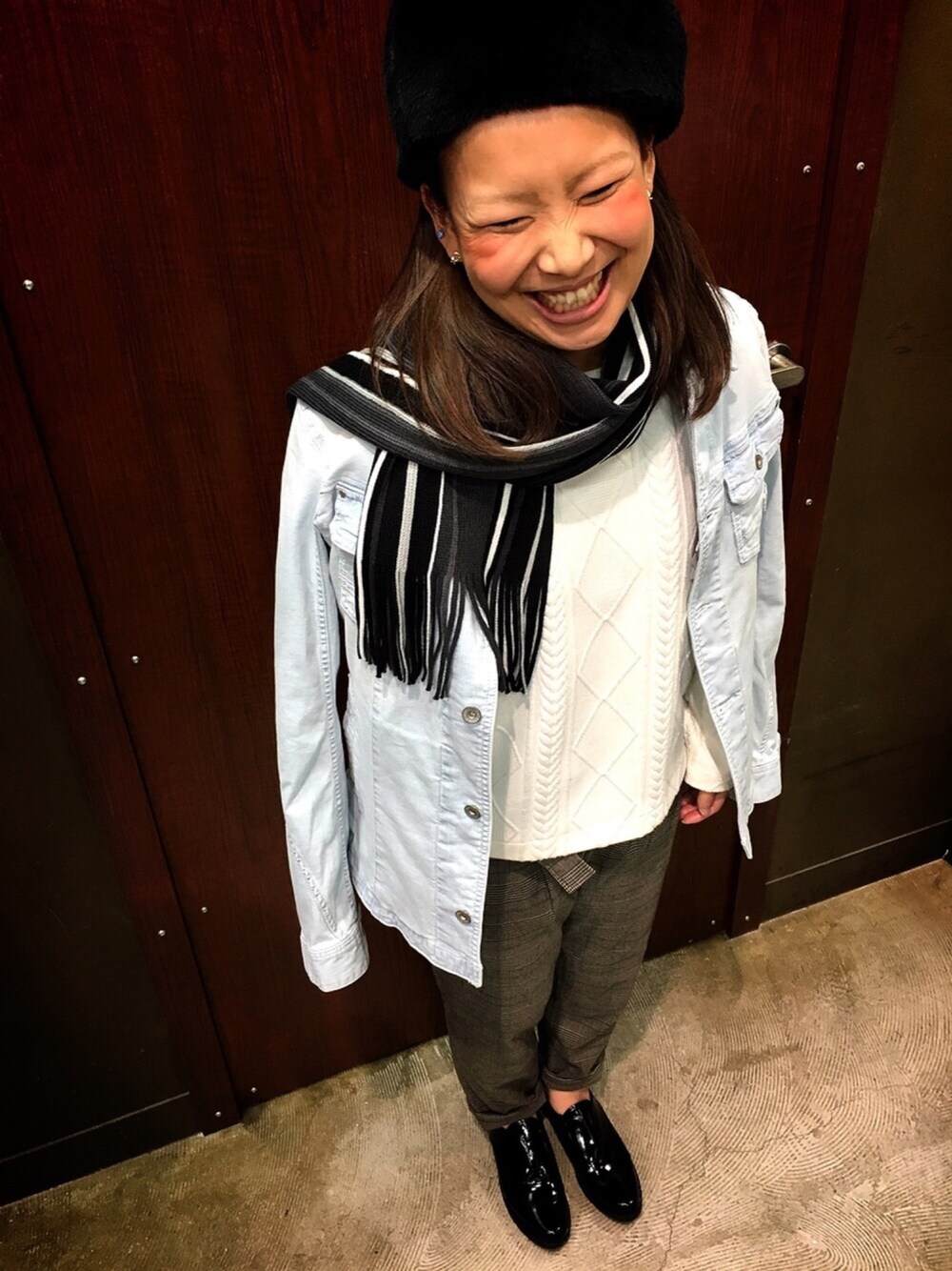 ホワイト系のシャツ/ブラウス、ホワイト系のTシャツ/カットソー、ブラック系のブーツを着用したレディースの冬コーディネートの1枚目の写真