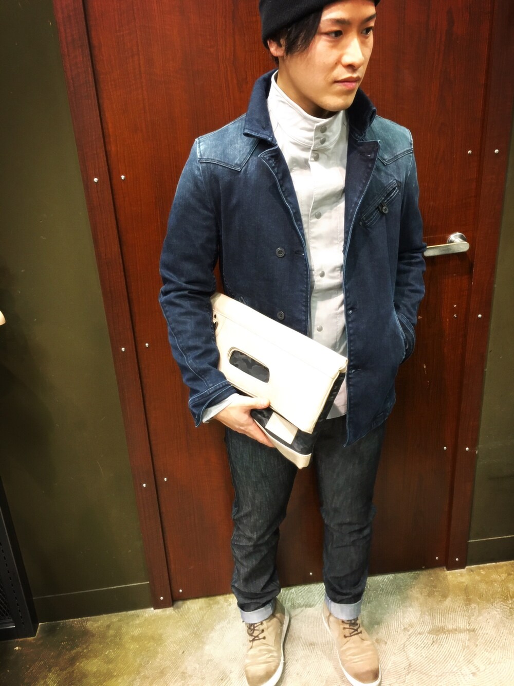 ブルー系のデニムジャケット、ホワイト系のその他アウター、ブラック系のその他パンツを着用したメンズの冬コーディネートの1枚目の写真