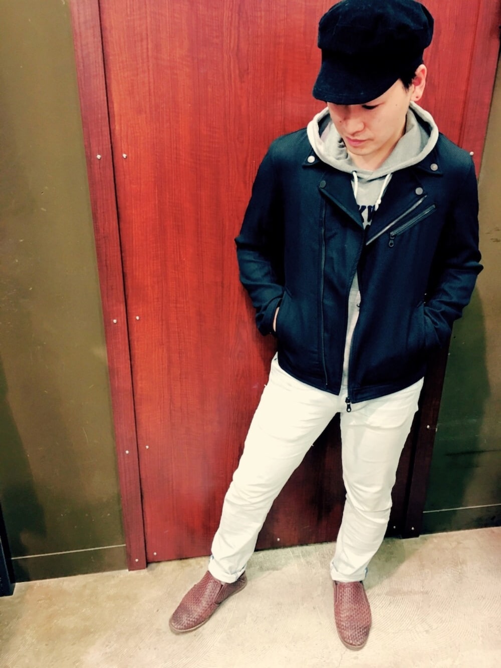 ブラック系のライダースジャケット、ホワイト系のデニムパンツ、ブラック系のキャップを着用したメンズの冬コーディネートの1枚目の写真