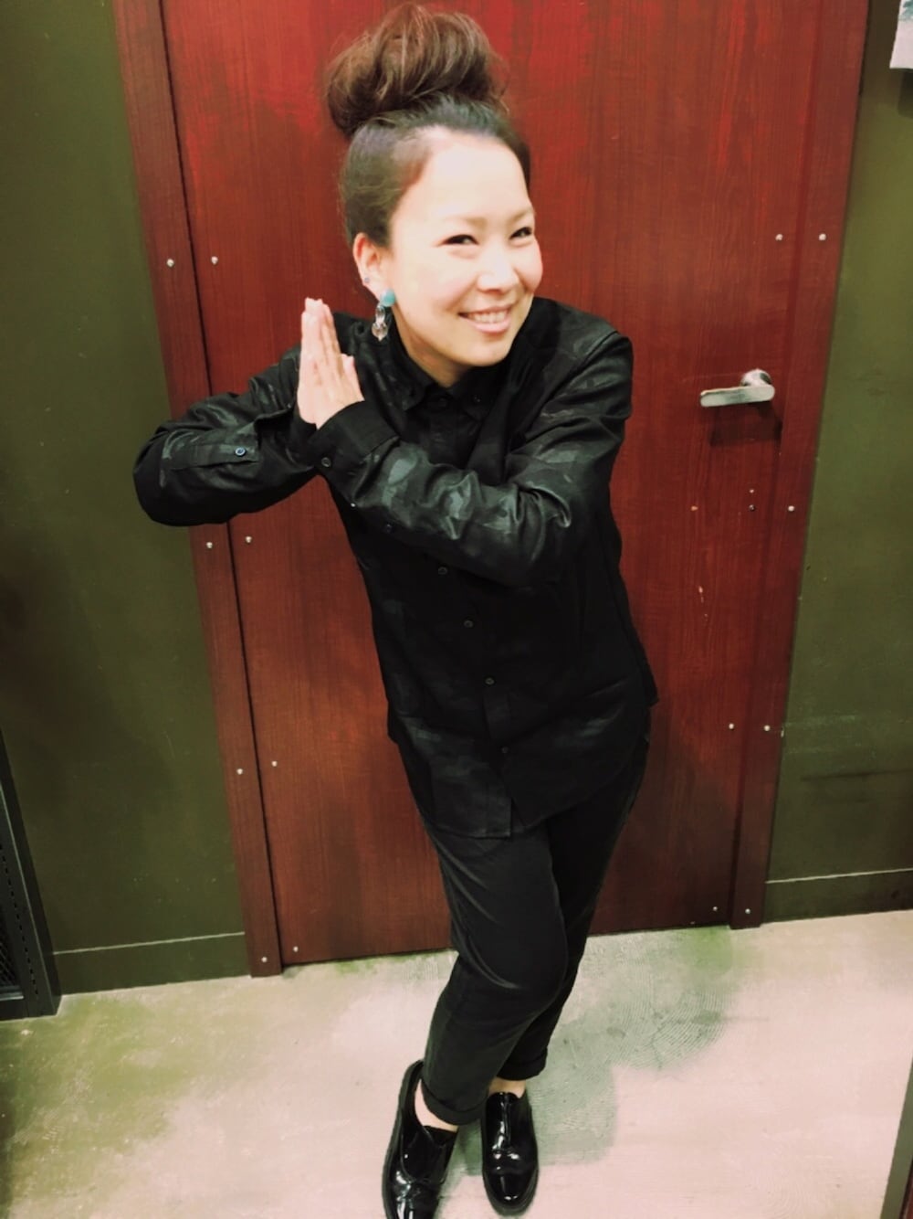 ブラック系のシャツ/ブラウス、ブラック系のパンツ、ブラック系のブーツを着用したレディースの春コーディネートの1枚目の写真