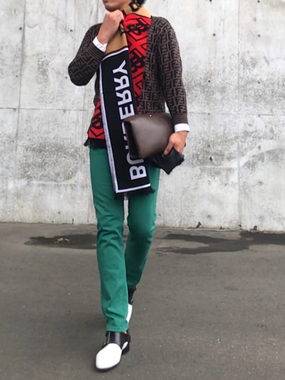 「burberry、FENDI、ロゴオンロゴ、秋のコーデ、outfit、柄オン柄、大人カジュアル、シンプルスタイル、休日スタイル、大人コーデ」｜「ilcampagoのアイテム（シューズ、ホワイト系）」を使った、yuriさん（メンズ・175cm）の秋コーディネートの1枚目の写真