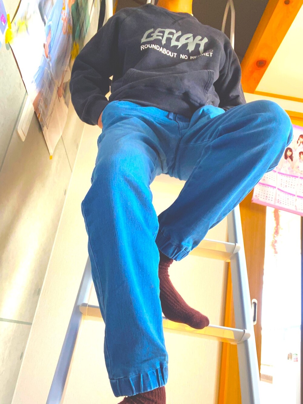 ブルー系のその他パンツ、ブラック系のスウェット、ブラウン系のソックス/靴下を着用したメンズの秋コーディネートの1枚目の写真